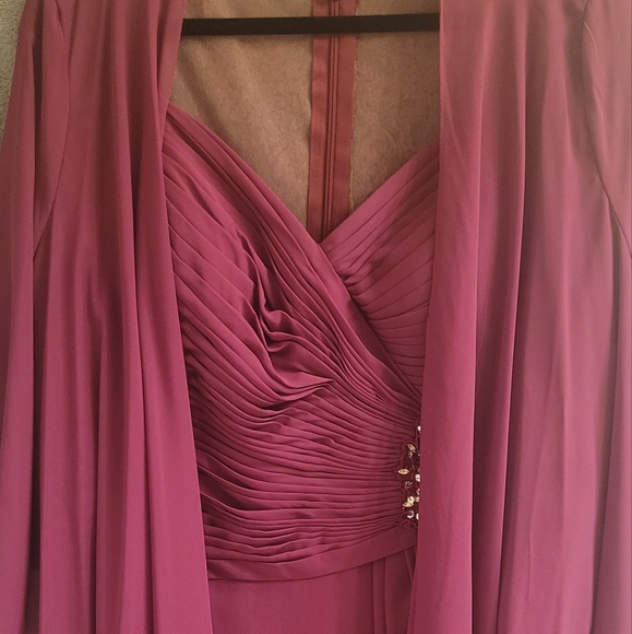 Formal dresses - Picture 2 of 10